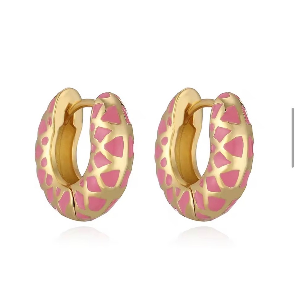 Pink Enamel Giraffe Print Gold Tone Chunky Huggie Hoop Earrings 18mmā